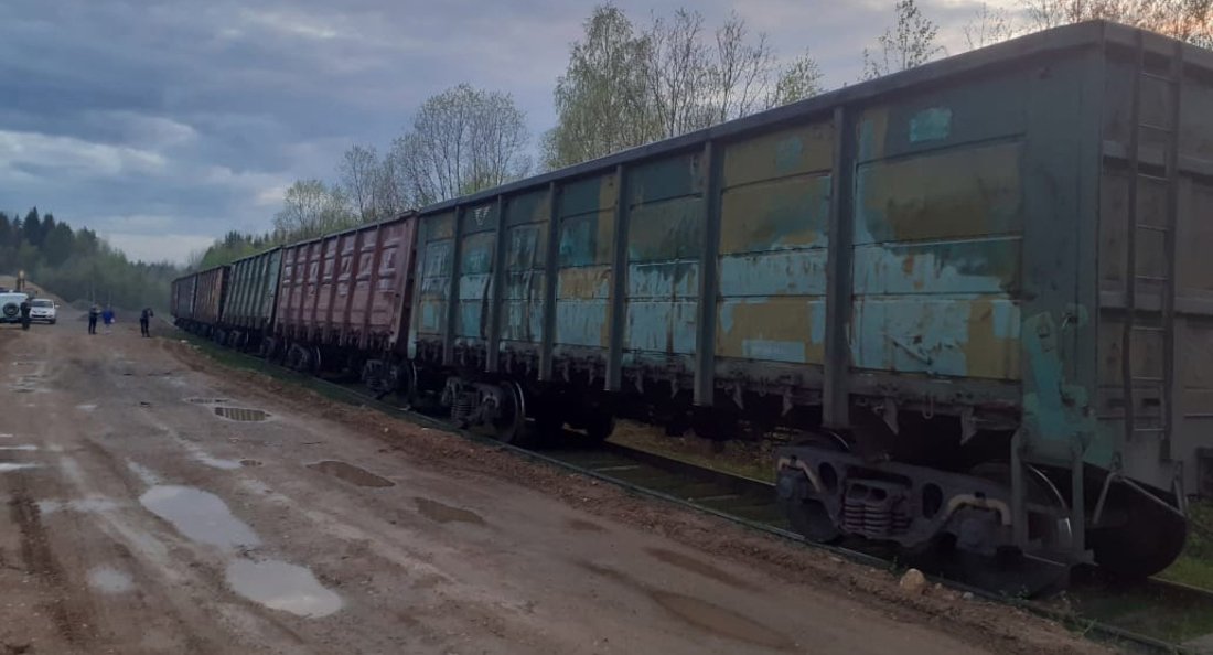 Товарный поезд сошёл с рельсов в Харовском районе