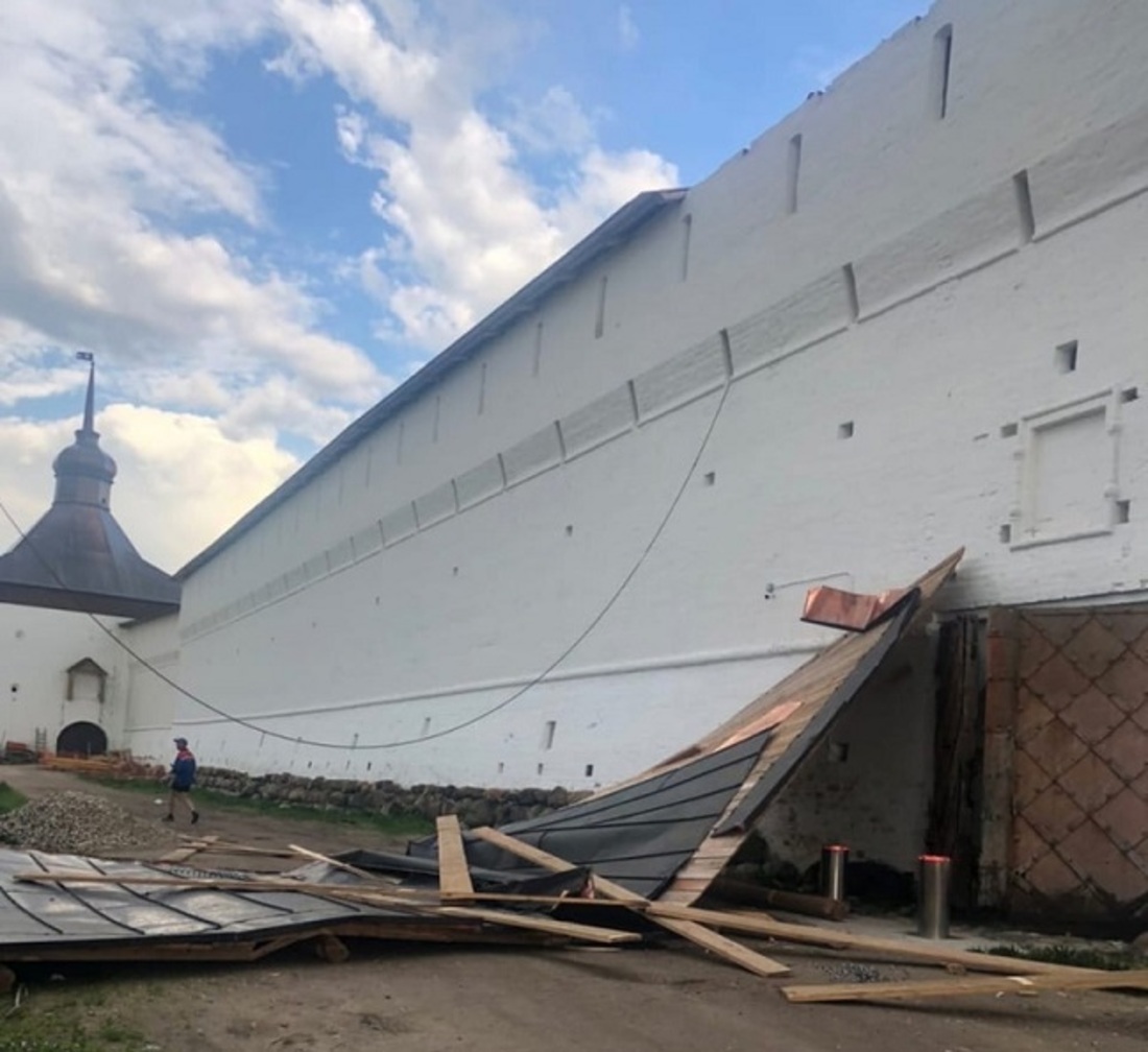 Штормовой ветер снёс с Кирилло-Белозерского монастыря часть крыши