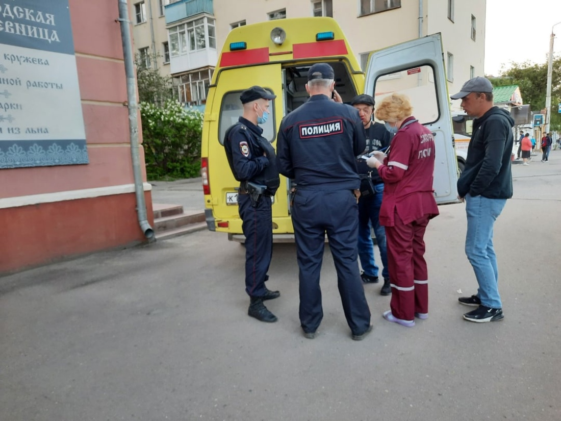 Малолетние хулиганы избили двоих мужчин у гостиницы "Вологда"