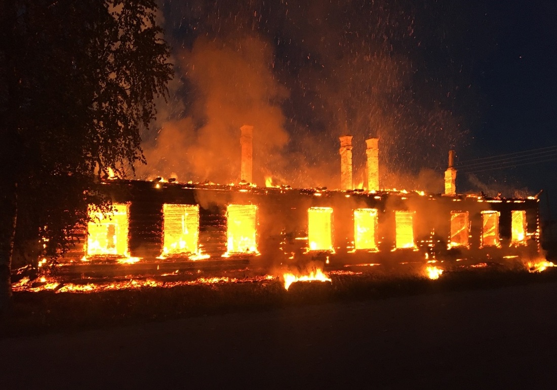 Неустановленные лица устроили крупный пожар в Шекснинском районе