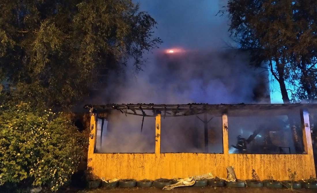 Крупный пожар случился в административном здании в Вологде