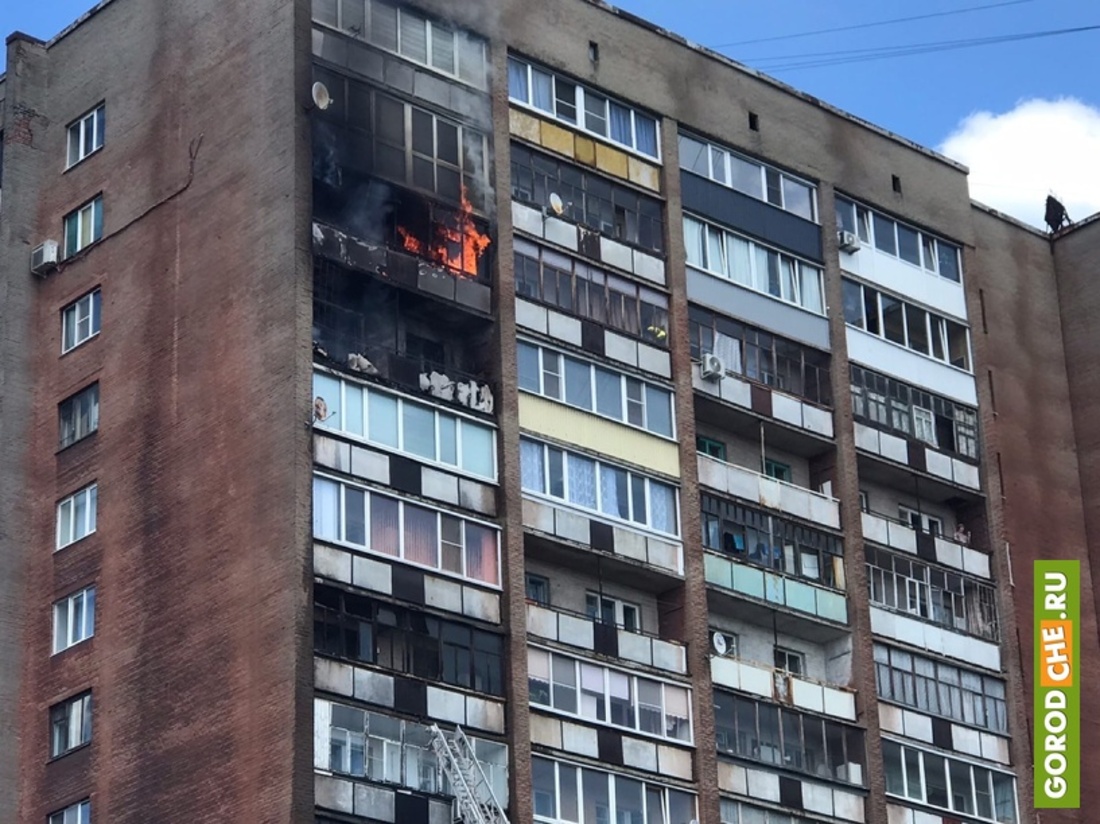 Три лоджии сгорели при пожаре в череповецкой многоэтажке