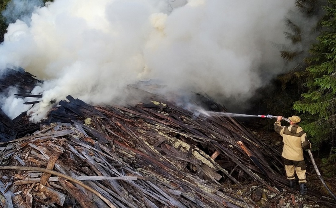 На грани: пожарные из Бабушкино больше полусуток тушили свалку отходов деревообработки