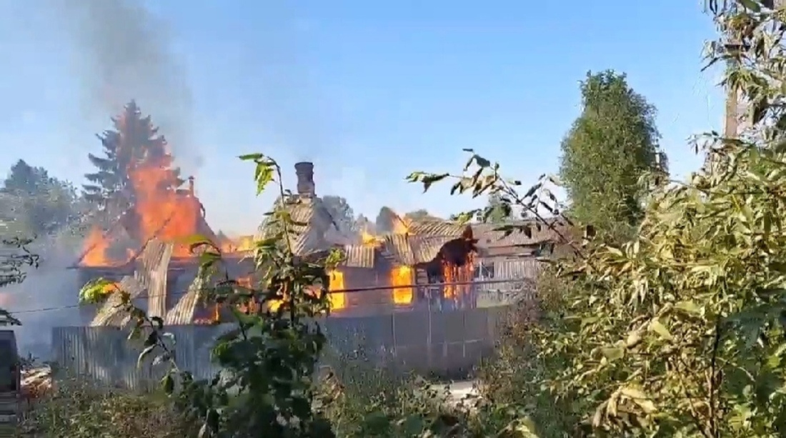 Деревянный дом загорелся в Соколе