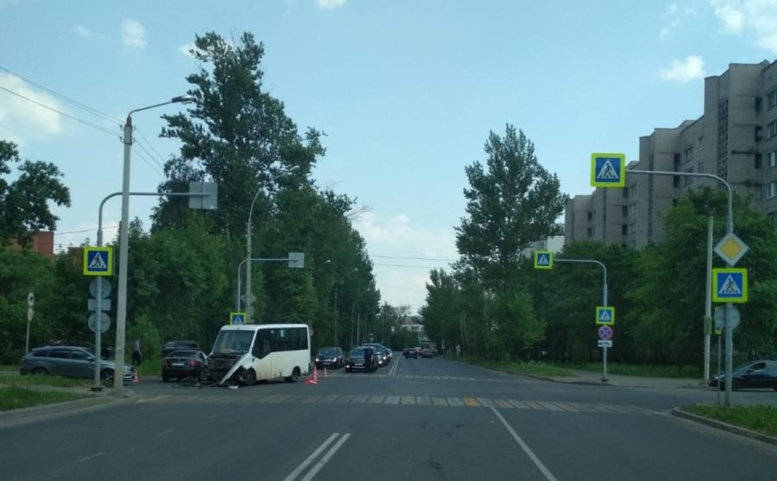 Две машины и автобус столкнулись в центре Вологды: есть пострадавшие