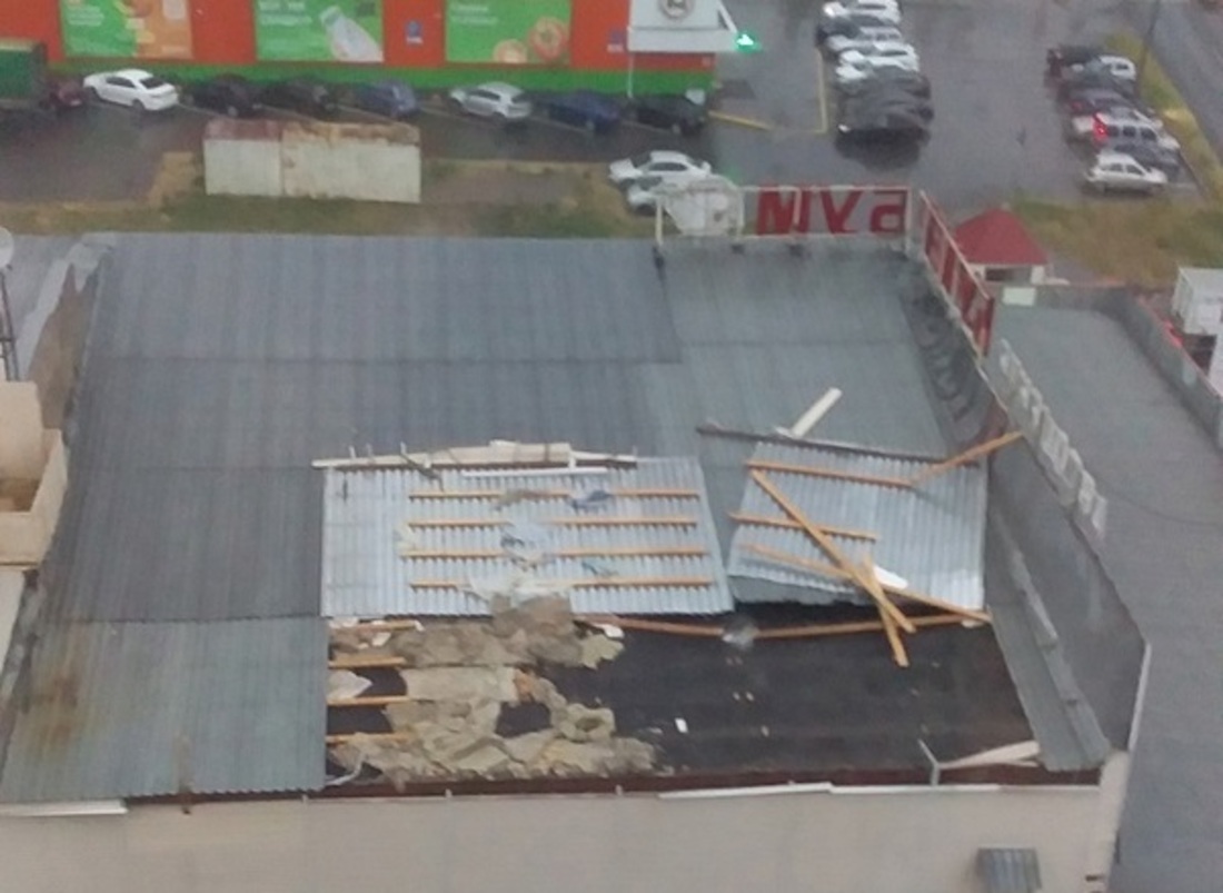 Шквалистый ветер срывает крыши и ломает деревья в Вологде