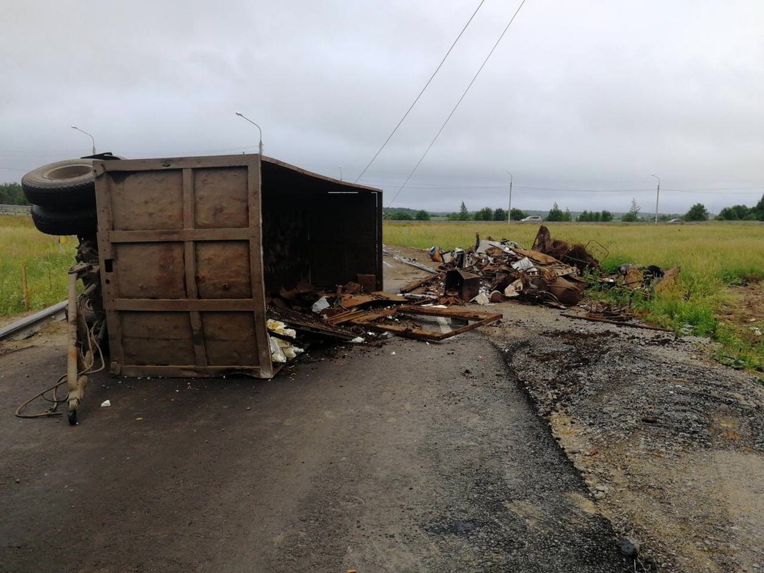 Прицеп грузовика опрокинулся в Вологодском районе