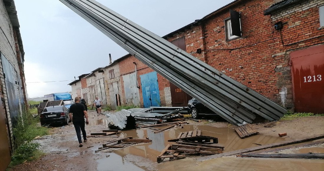 Штормовой ветер сорвал крышу с гаражного кооператива в Вологде