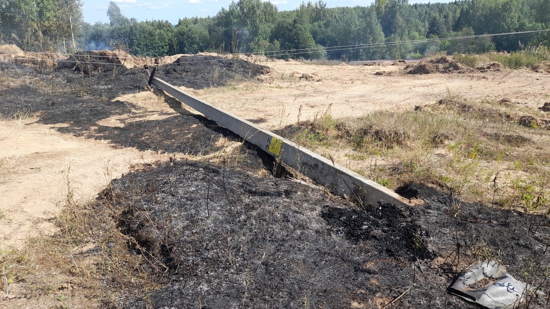 Падение ЛЭП стало причиной пала травы Великоустюгском районе