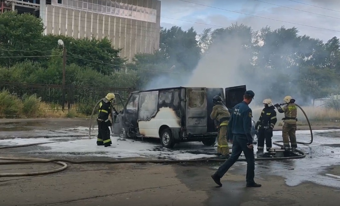 Два автомобиля сгорели в Вологде: не обошлось без пострадавших