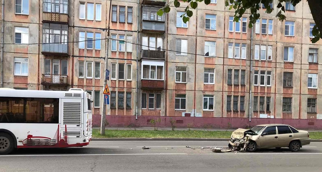 Иномарка на скорости врезалась в автобус с пассажирами в Череповце