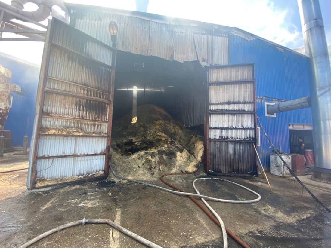 Цех по производству топливных пеллет загорелся в Соколе