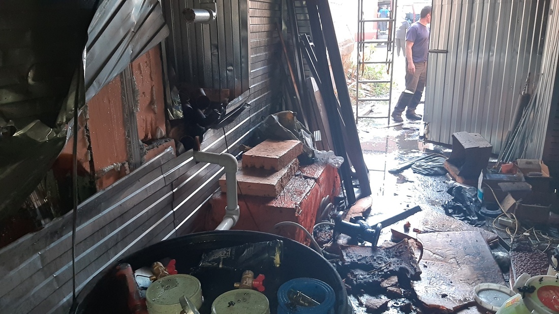 Двух человек эвакуировали из горящей котельной в Череповце