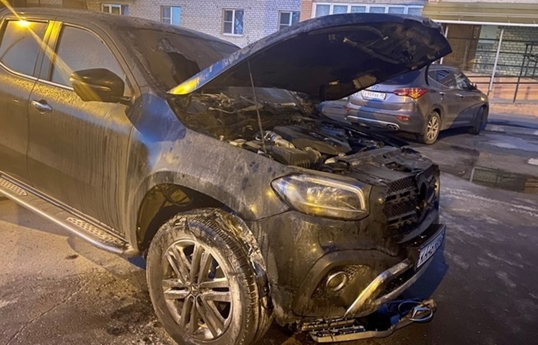 Одна сгорела, у четырёх выбиты стёкла: несколько машин пострадали за сутки в Вологодской области