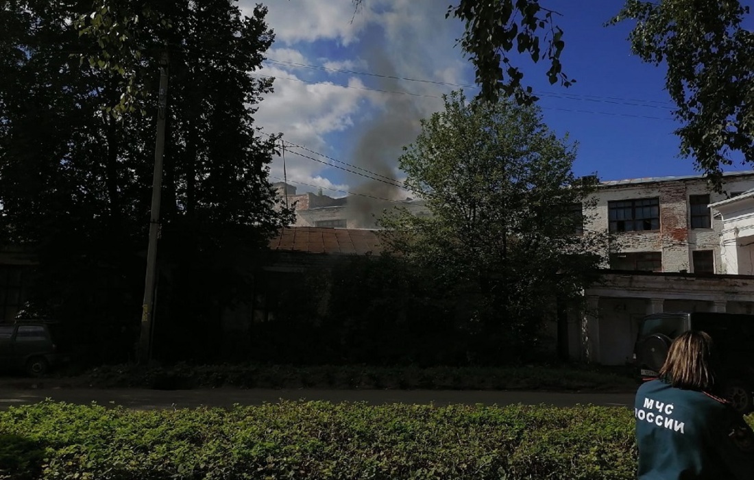 В Красавино третий раз за полгода горит здание льнокомбината