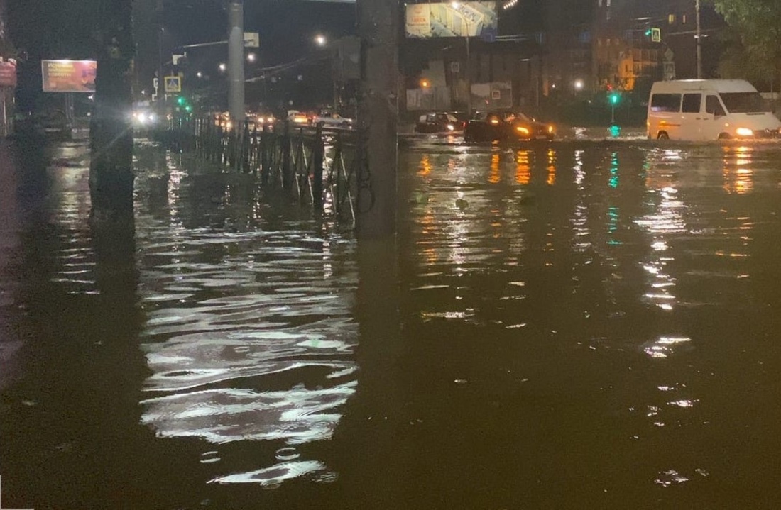 Ночной ливень затопил центральные вологодские улицы
