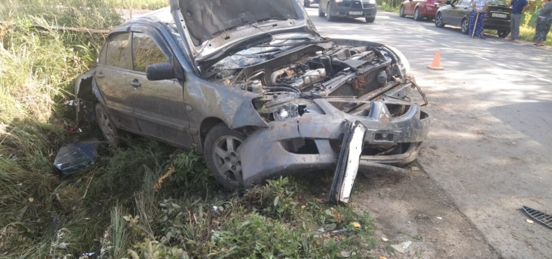 В Харовске иномарка на скорости съехала в кювет и перевернулась: водитель погиб