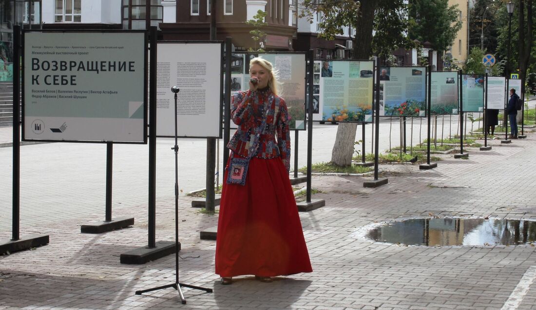 Уличная выставка «Возвращение к себе» открылась в центре Вологды