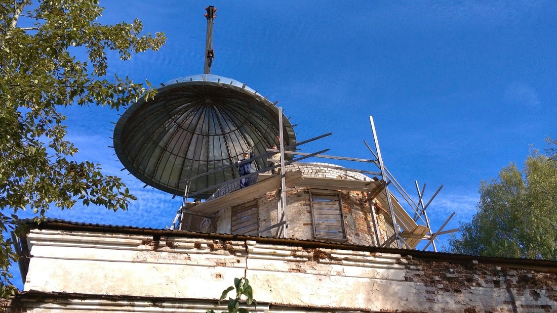 Над храмом Воскресения Словущего в Бабаевском районе водрузили главный купол