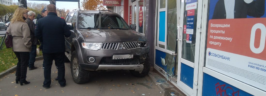 Внедорожник врезался в офис банка в Вологде