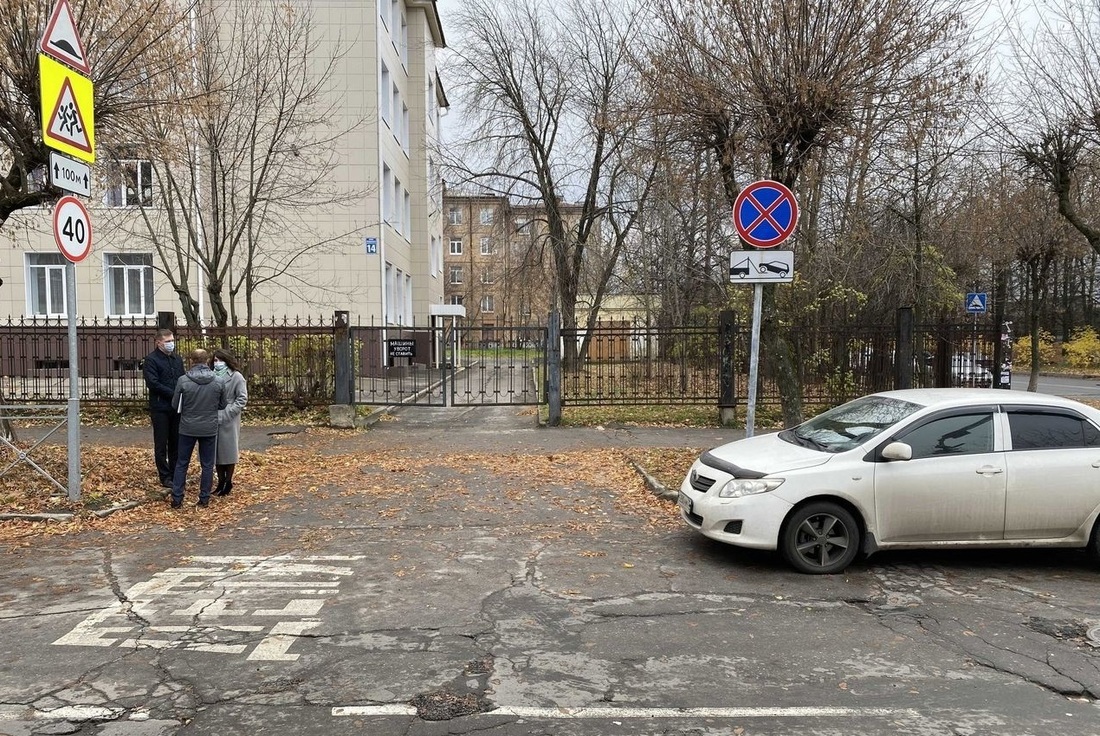 Подъезды к школам и детсадам Череповца оборудуют знаками «Остановка запрещена»