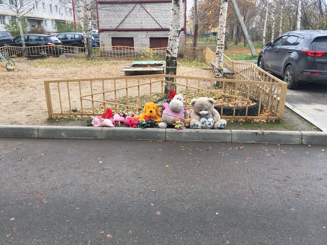 Стихийный мемориал появился у дома в Вологде, где жила убитая 9-летняя Соня Жаворонкова