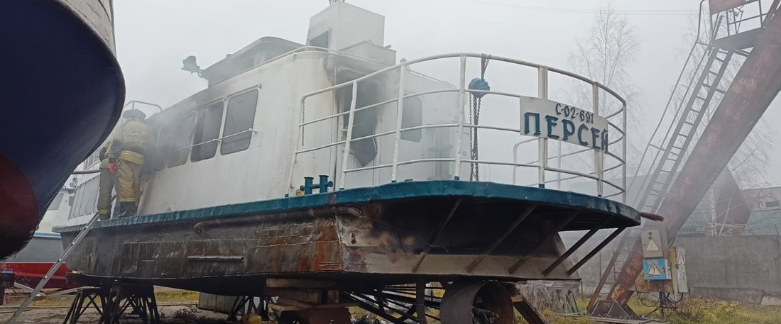 Пожар в речном порту: в Вологде загорелся прогулочный катер «Персей»