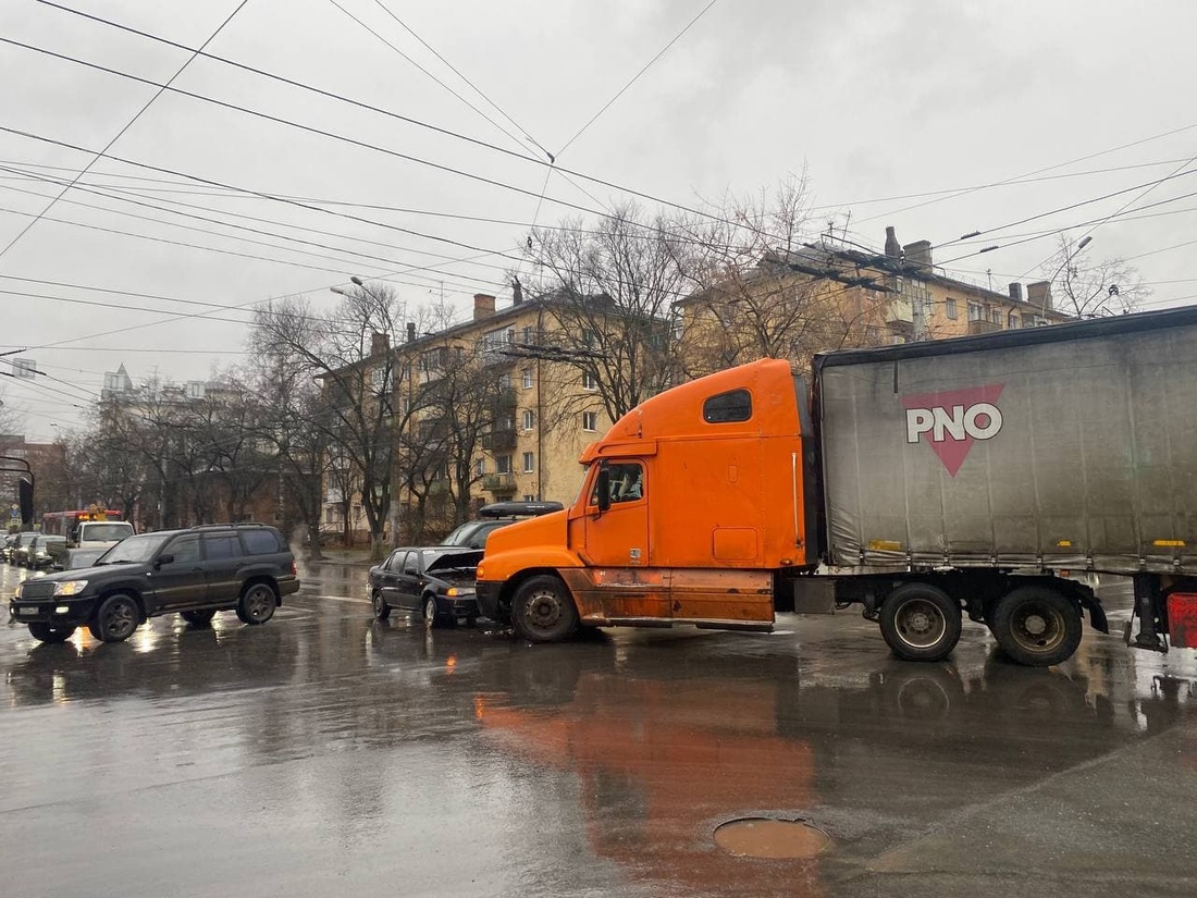 Авария с большегрузом в центре Вологды парализовала движение автотранспорта
