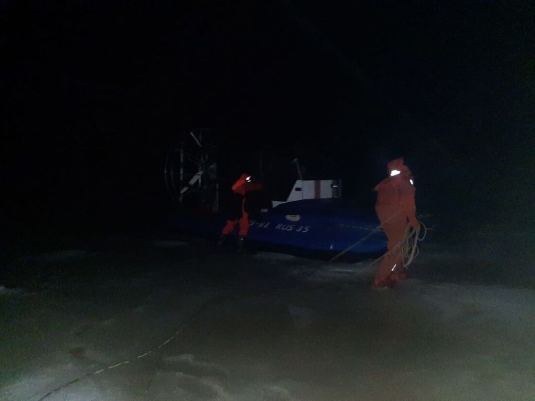 Двое мужчин едва не погибли, провалившись под лёд на Рыбинском водохранилище