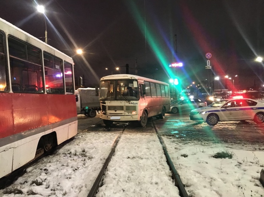 Трамвай и автобус столкнулись в Череповце: есть пострадавшие