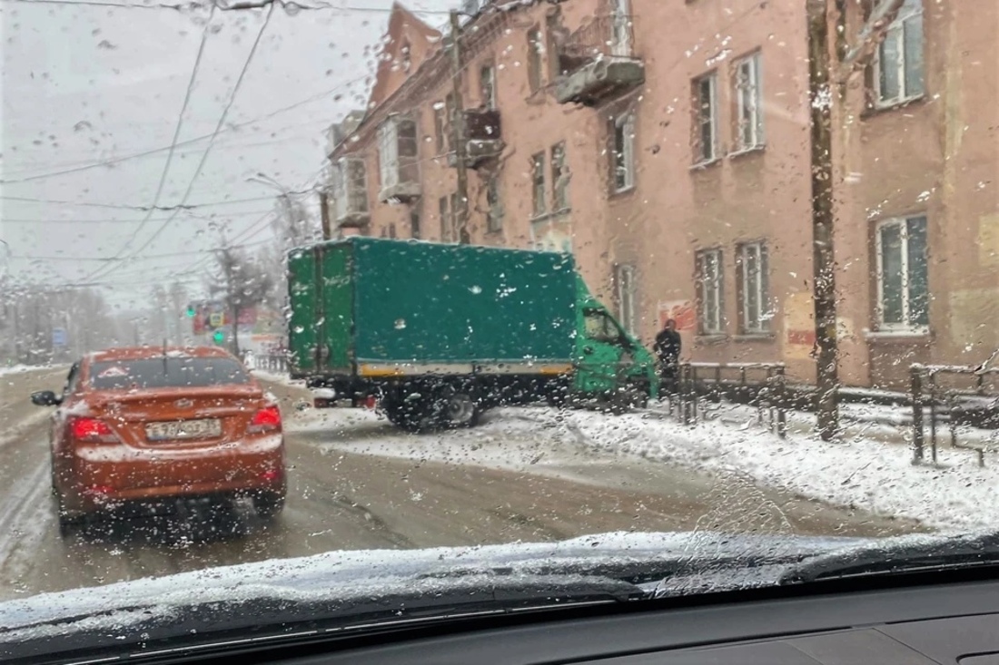 В Вологде грузовик на скорости влетел в дорожное ограждение