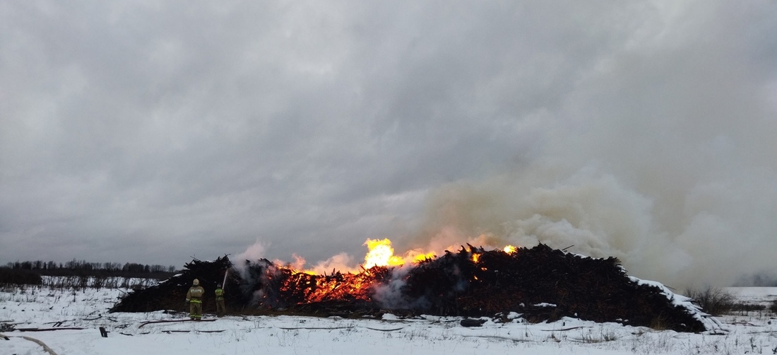 Крупный пожар на территории предприятия деревообработки произошел в Грязовецком районе