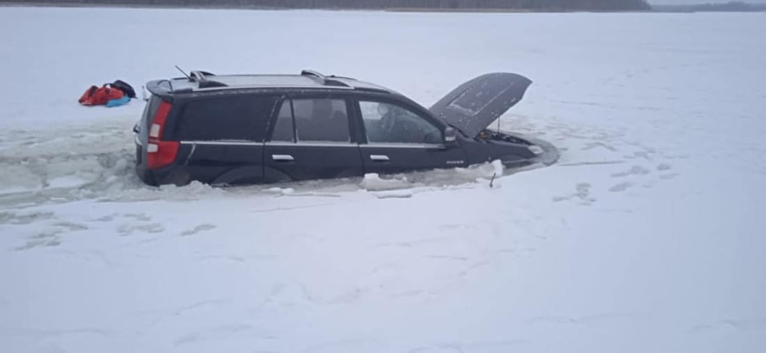 В Кирилловском районе под лёд провалилась иномарка