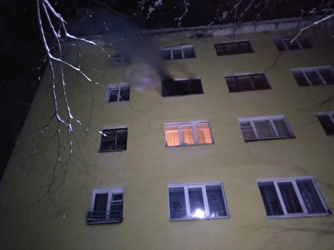 46-летний москвич погиб на пожаре в многоквартирном доме в Кадуе