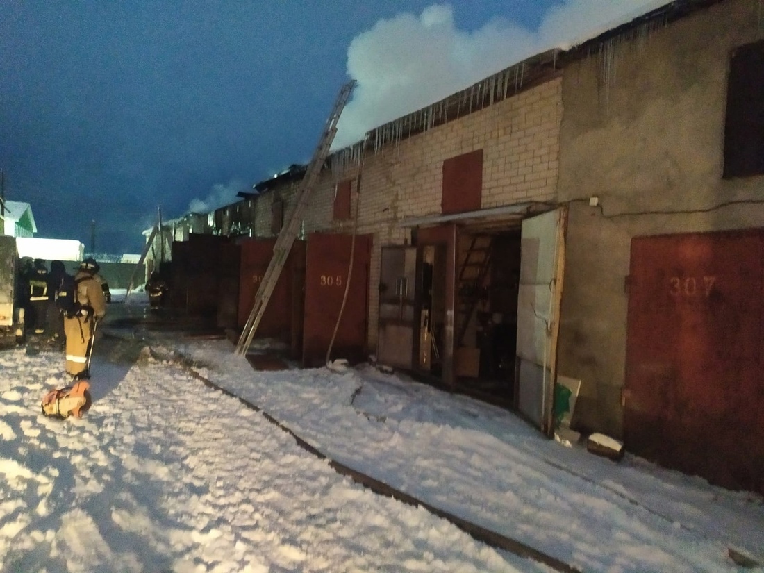 Сразу четыре гаража едва не сгорели в Вологде