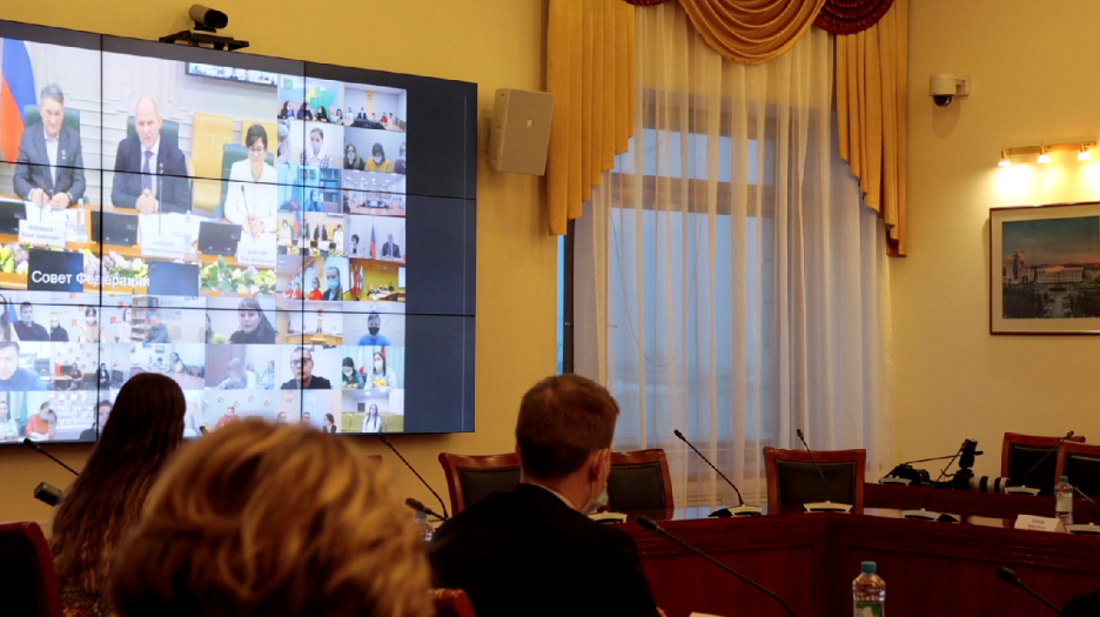 Молодые вологодские парламентарии провели Дискуссионный клуб с участием Героев России