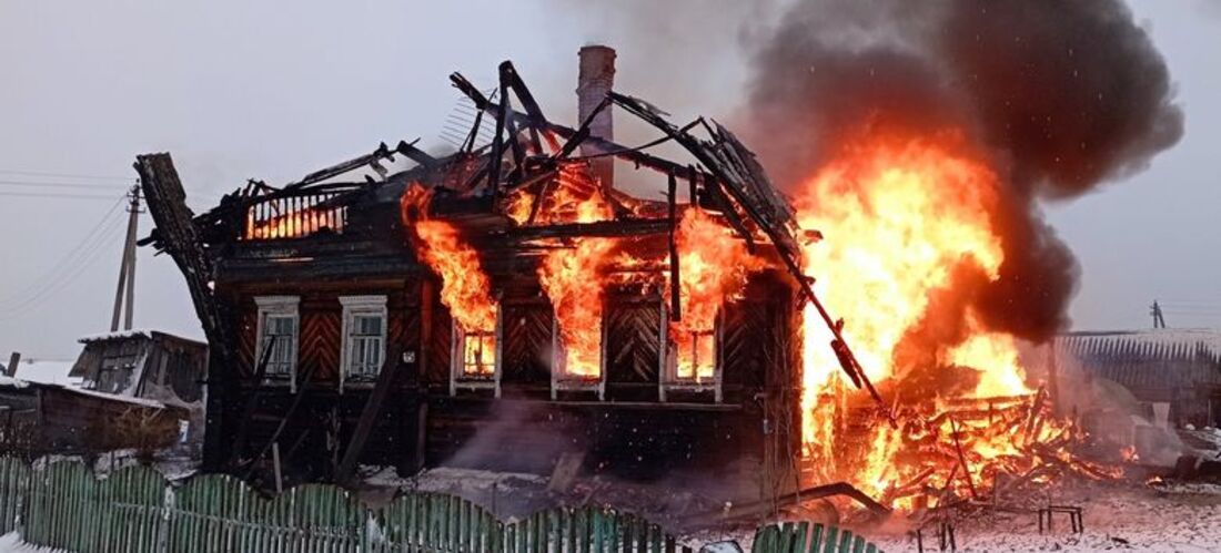 Жилой дом сгорел в крупном пожаре под Тотьмой