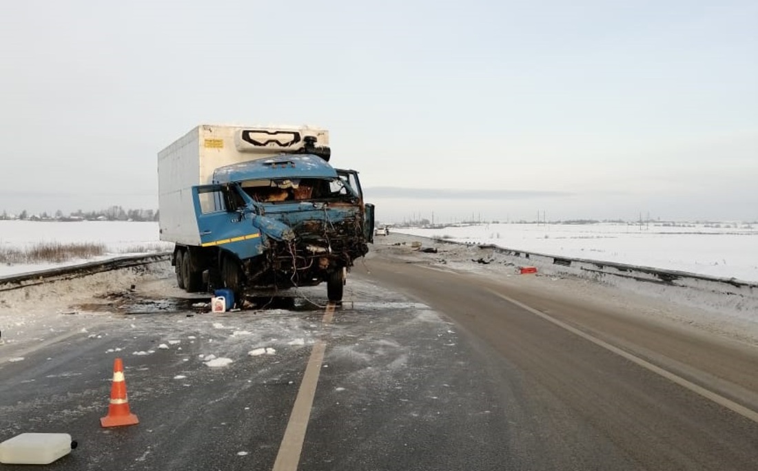 Два КАМАЗа не поделили дорогу под Вологдой: оба водителя в больнице