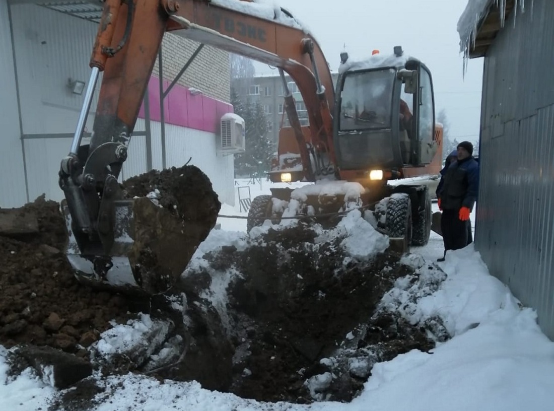 Почти 2000 человек остались без тепла из-за прорыва трубы в посёлке Федотово