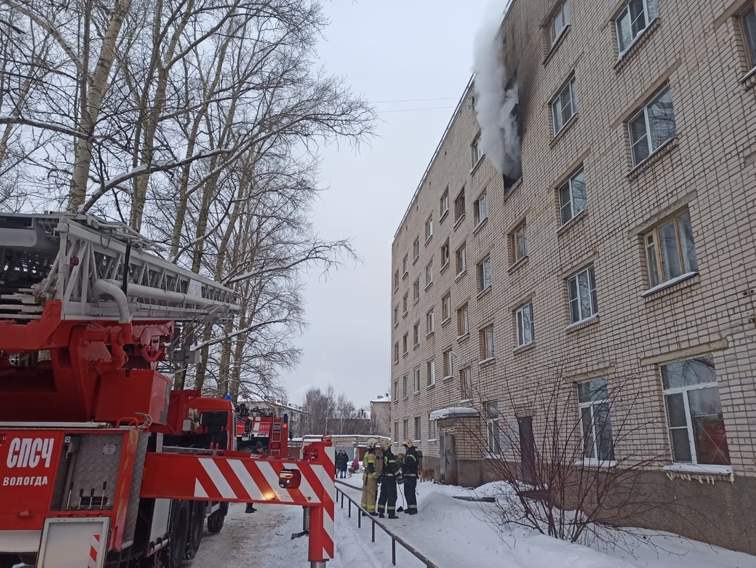 В многоквартирном доме в Вологде серьёзный пожар: есть погибшие