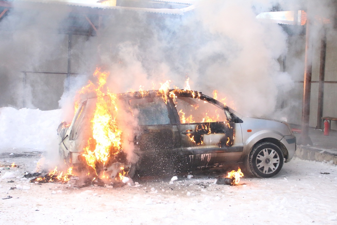 Две иномарки сгорели в Вологде из-за разгерметизации топливного бака