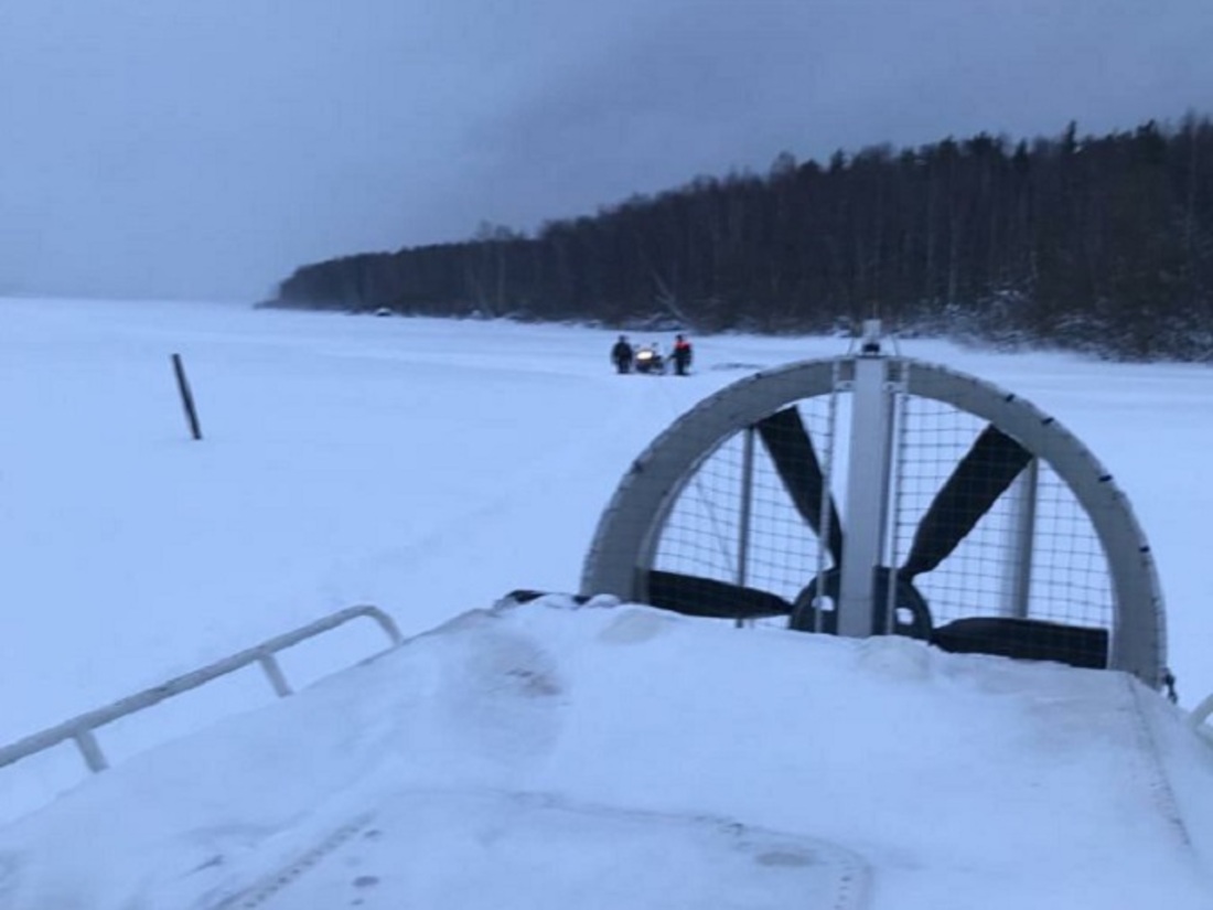 Ледяной плен: череповчанин застрял на снегоходе посреди реки