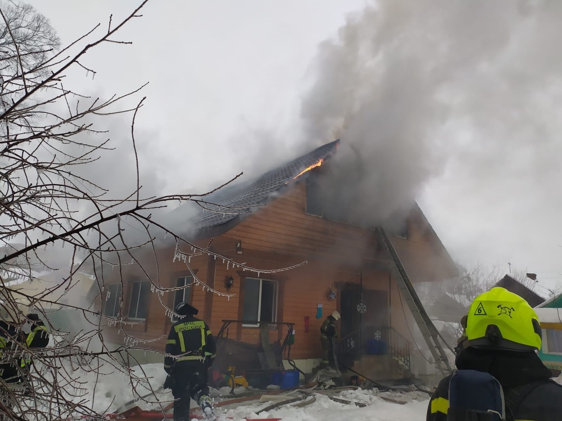 Крупный пожар произошёл в частном жилом секторе Вологды