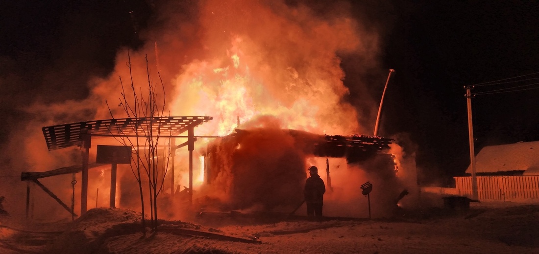 Пожилую женщину соседи спасли от гибели в крупном пожаре под Тарногой