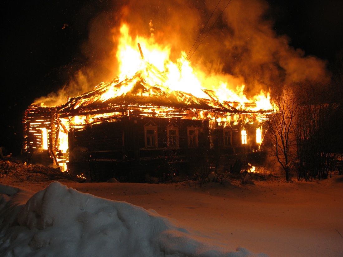 Жилой дом сгорел дотла в крупном пожаре под Харовском