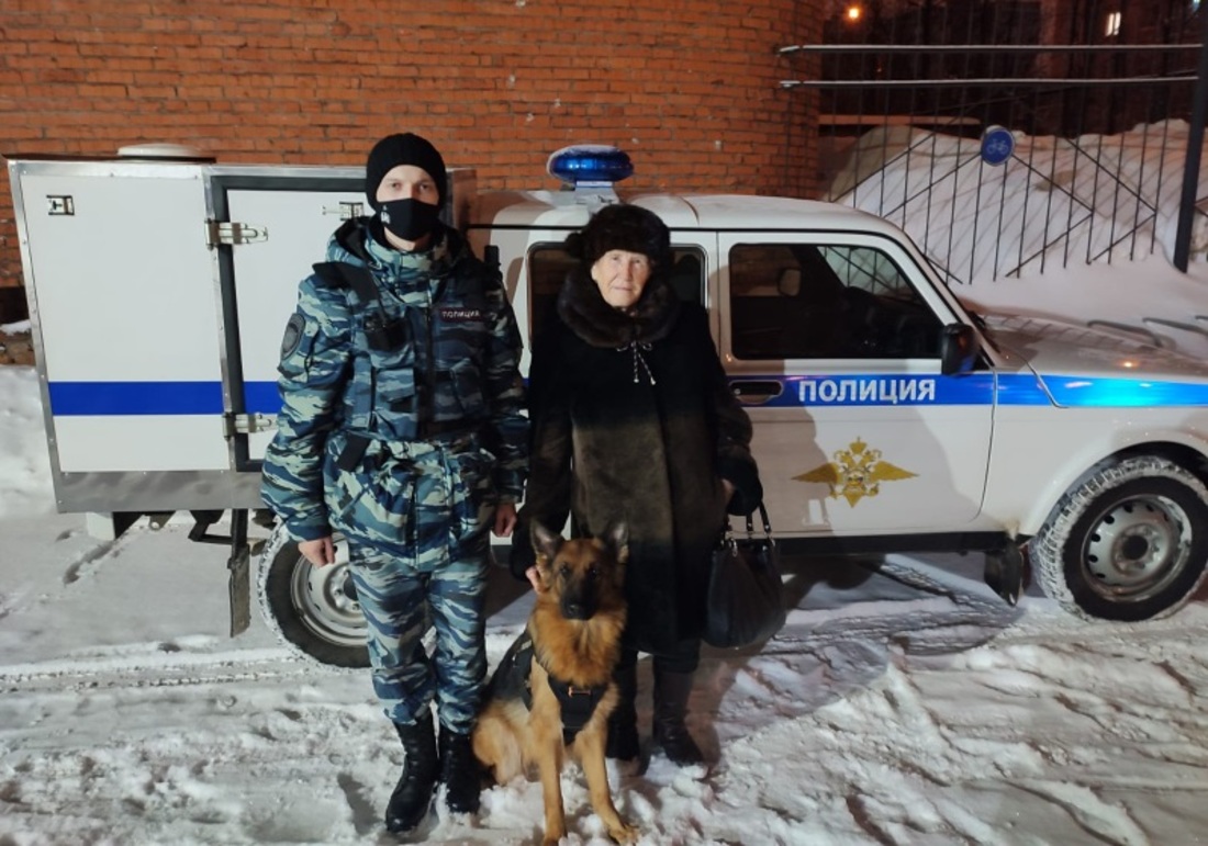 Полицейский-кинолог с собакой нашли пропавшую в Вологде пенсионерку