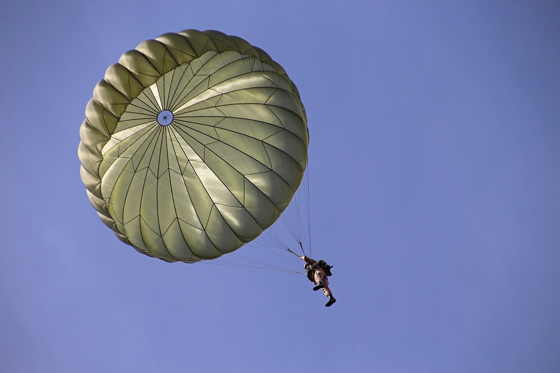 «Лесной спецназ»: в Вологде отработали практические навыки прыжков с парашютом