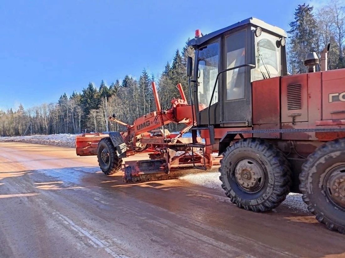 Дорожные службы ликвидируют уплотненный снежный покров с вологодских дорог 