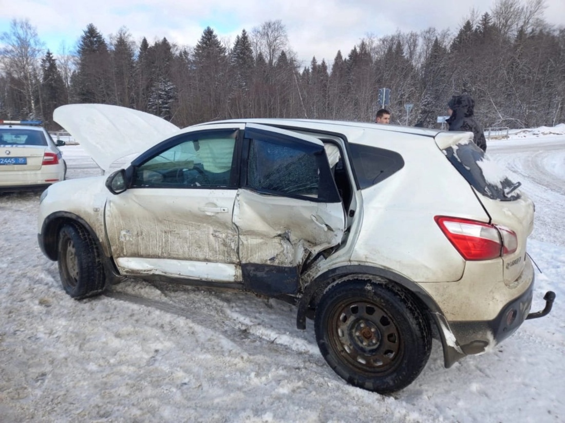 Под Шексной 6 человек получили травмы из-за торопливого водителя ВАЗа