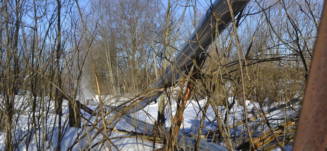 Коммунальное ЧП: в Устюжне рухнули опоры воздушной теплотрассы
